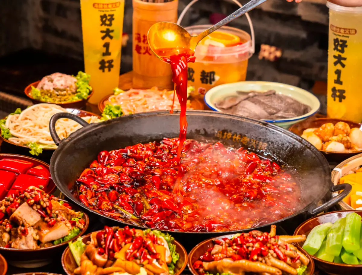 ▲標榜「麻而不燥、辣而不嗆」成都名店「馮校長老火鍋」將來台開新店，獨有風味連黃仁勳也喜愛。（圖／翻攝馮校長老火鍋官網www.fenghotpot.com）