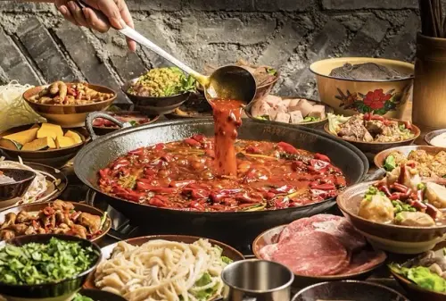 ▲發源自成都太麻里的「馮校長老火鍋」將正式插旗台北。（圖／翻攝馮校長老火鍋官網www.fenghotpot.com）