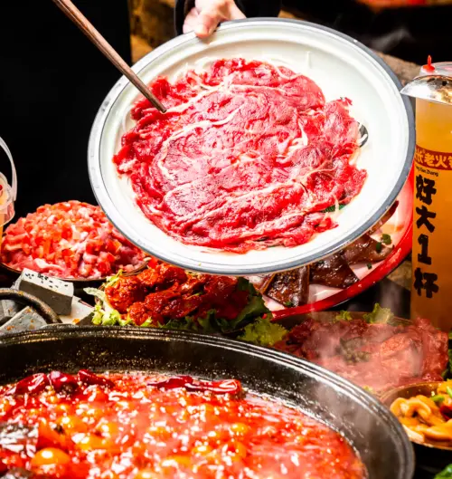 ▲強調正宗成都紅油鍋底的「馮校長老火鍋」，號稱連黃仁勳也喜愛。（圖／翻攝馮校長老火鍋官網www.fenghotpot.com）