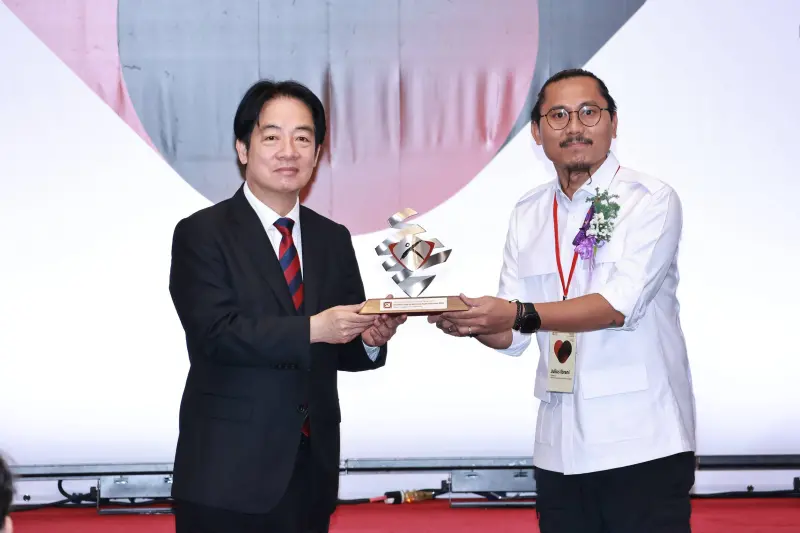 ▲賴清德出席「第20屆亞洲民主人權獎頒獎典禮」，頒獎給今年獲獎者PBHI，由得獎主代表Julius Ibrani（右）受獎。（圖／記者吳翊緁攝，2025.12.10）