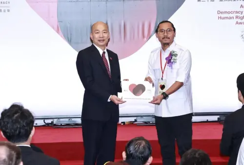 ▲韓國瑜出席「第20屆亞洲民主人權獎頒獎典禮」，與得獎主代表Julius Ibrani（右）合影。（圖／記者吳翊緁攝，2025.12.10）