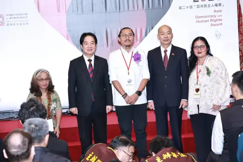 ▲韓國瑜、賴清德與得獎主代表Julius Ibrani合影。（圖／記者吳翊緁攝，2025.12.10）