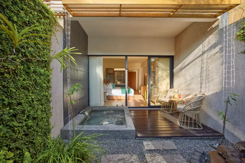 ▲墾丁凱撒推出雙12優惠，雙人同行享用自助晚餐，可加價1212元入住景緻客房一晚；四人吃晚餐同樣可以1212元入住池畔花園客房，等於單純看住宿，每人竟然每晚只要303元。（圖／墾丁凱撒飯店提供kenting.caesarpark.com.tw）