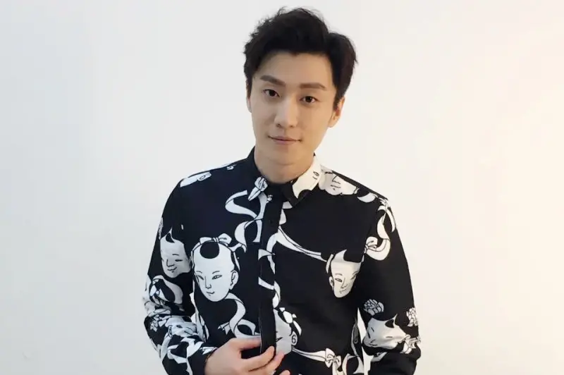 ▲喬任梁在2016年離世，死因曾遭疑是虐殺致死，雖然父母否認，但還是有許多網友保持質疑態度。而近日竟傳出喬任梁親爸吃8隻死掉大閘蟹後中毒，還高燒到41度緊急送醫。（圖／微博@喬任梁）