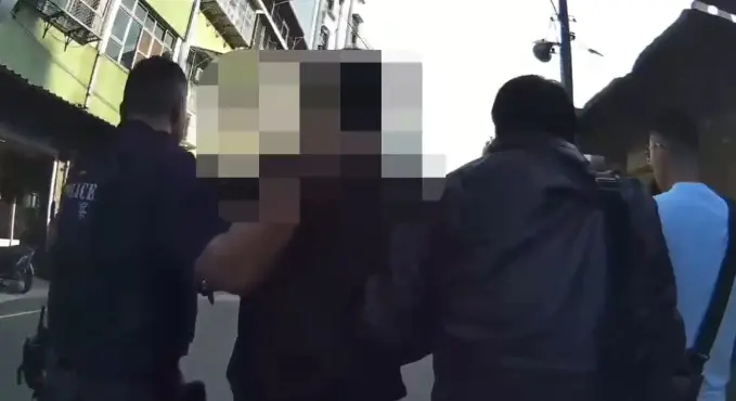 ▲ 高雄檳榔攤老闆娘遭刺身亡，警方獲報並立即調閱監視器追查，在附近騎樓發現嫌疑人呂男，當場依準現行犯逮捕，全案目前積極偵辦中。（圖／記者郭凱杰翻攝）