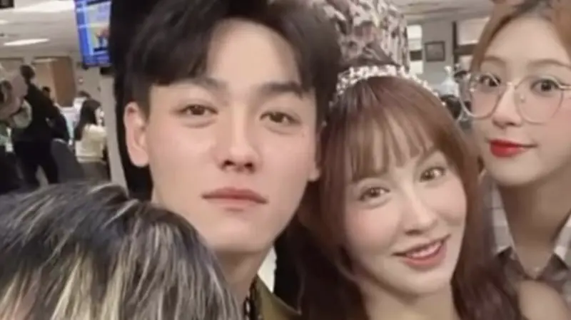 ▲樂天桃猿外野手陳晨威（左）昨（9）日求婚成功中信兄弟啦啦隊成員啾啾（右2；Julia），今（10）日2人現身戶政事務所登記。（圖／翻攝自GU甜心IG＠sin_o527）