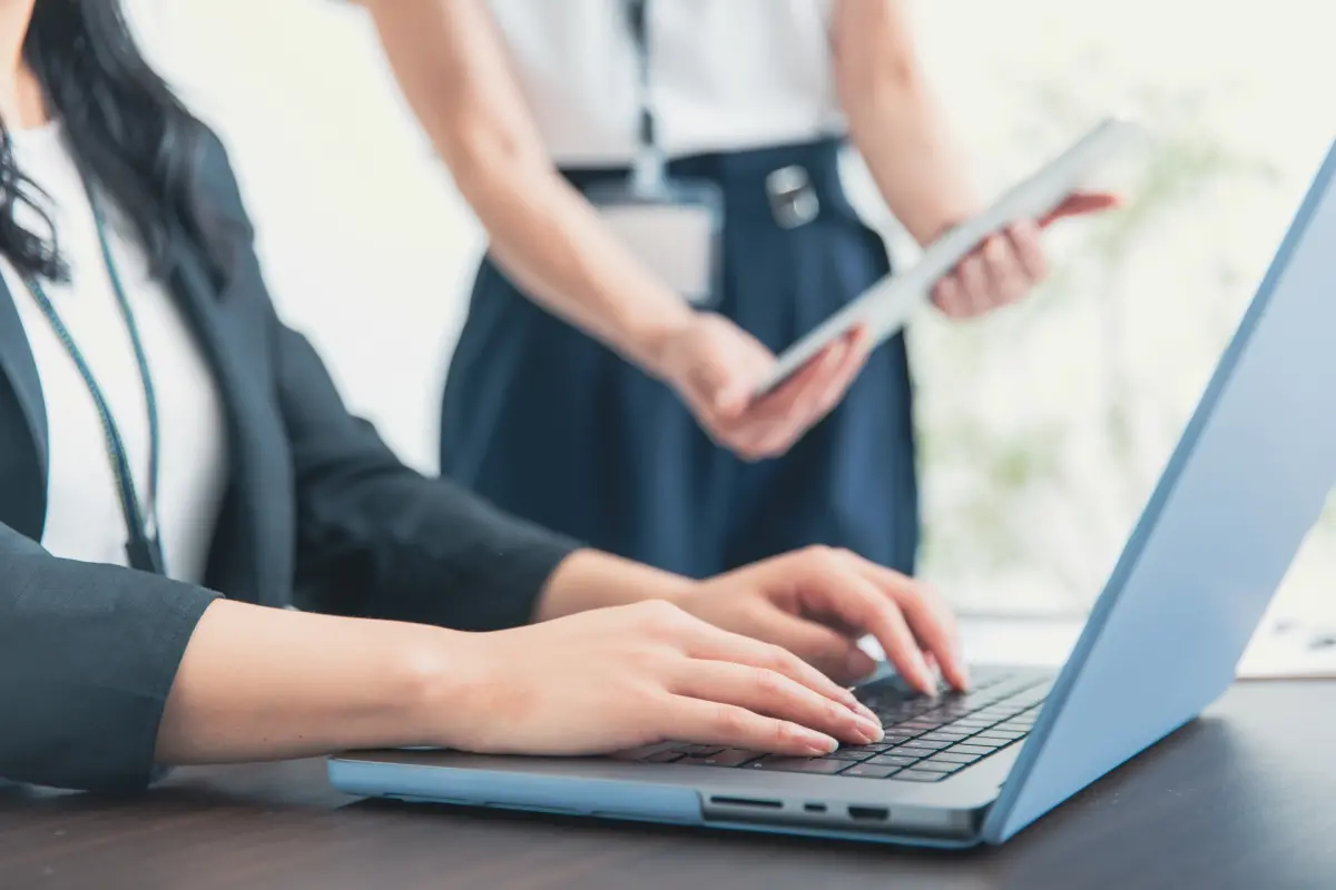 早到也不行？女員工提前30分上班遭開除 怒提告遭法院1理由打槍