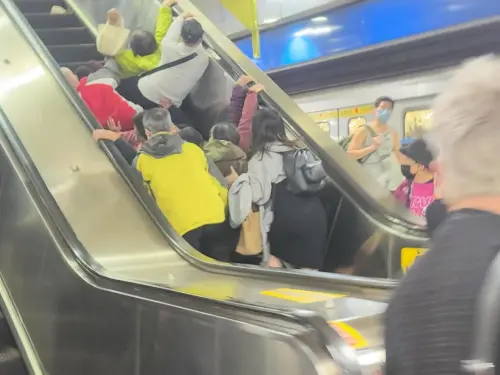 快訊／北捷亞東醫院驚悚事故！長輩「手扶梯摔成一團」現場畫面曝
