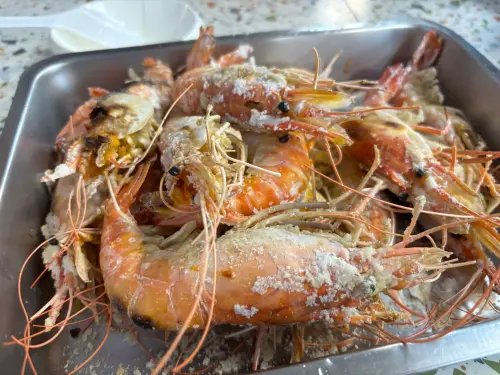▲也有人覺得，鹽焗蝦最好吃，但痛風和腎臟病患者要適量食用。（圖／記者徐銘穗攝）