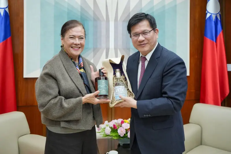 ▲外交部長林佳龍昨（9）日會見菲律賓駐台代表彭科蓉，重申珍視兩國合作成果。（圖／取自林佳龍臉書）