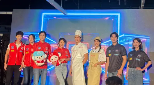 ▲全聯制服以黑色為主，時尚、簡約俐落、耐髒百搭；大全聯則以LOGO色系「賽車紅」。（圖／記者鍾怡婷攝）