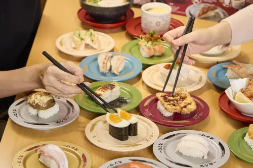 ▲壽司郎新增奶茶盤、藍盤、綠盤，目前共7種盤子顏色。（圖／壽司郎sushiro.com.tw）