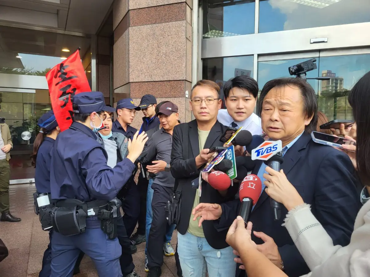 影／帶生死狀突襲王世堅抗議！「他」秒被警察架走、險遭車輛撞擊