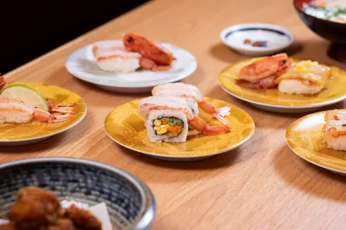 ▲合點壽司、承知助by合點壽司，冬季推出胭脂蝦、松葉蟹等頂級食材。（圖／合點壽司）