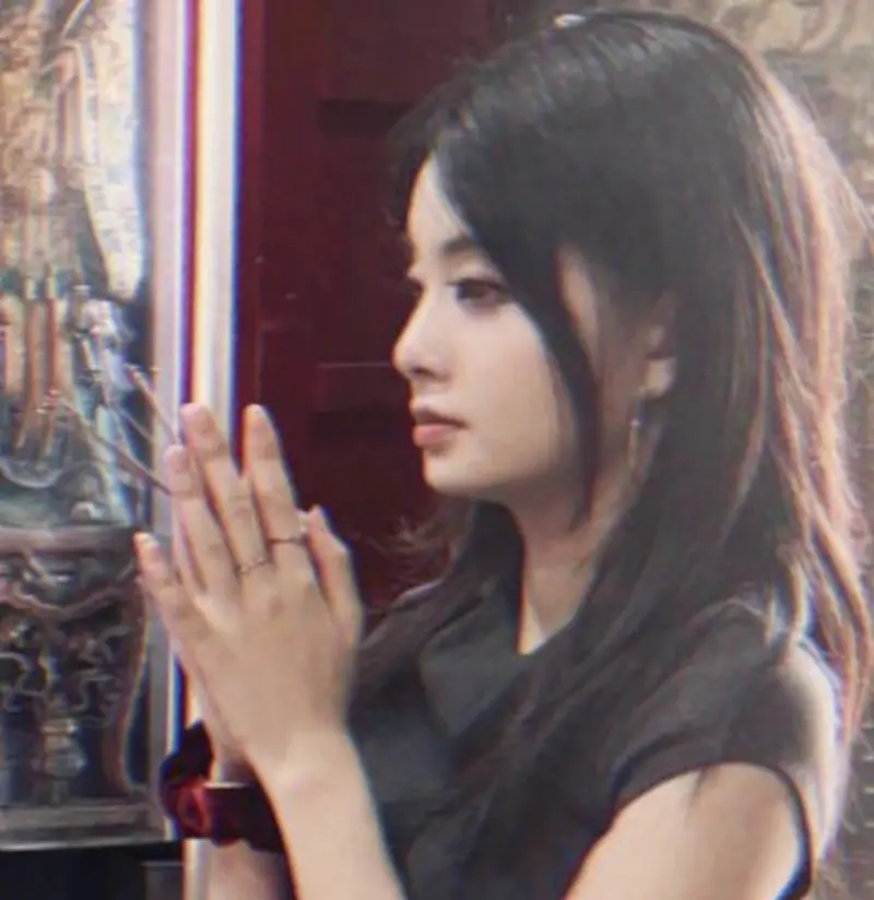 ▲應佳妤近日別著KP徽章自拍影片，引起外界議論。（圖／翻攝自應曉薇臉書）