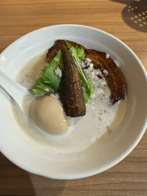 ▲日本拉麵的湯頭多半都很濃郁，建議在食用時要一邊配冰水，才不會過去膩口。（圖／日本人的歐吉桑）