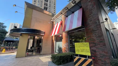 ▲台中市政府總共在TGI FRIDAYS市政店前立了3面「恐涉無權占有法律責任」的告示牌。（圖／記者顏幸如攝，2025.12.10）