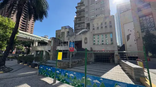 ▲新國自在商場20年前曾是台中七期知名地標，如今不僅外觀破敗，連地下停車場都無法使用。（圖／記者顏幸如攝，2025.12.10）