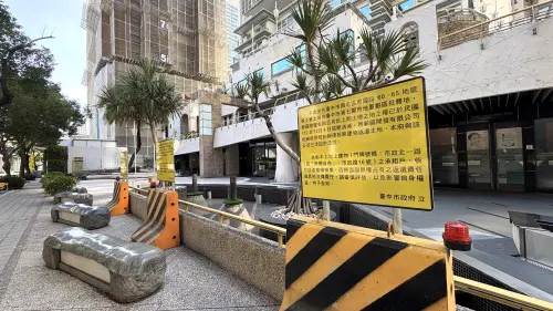 ▲市府在新國自在商場前立了3面醒目的告示牌，「提醒」有意承租者審慎評估。（圖／記者顏幸如攝，2025.12.10）