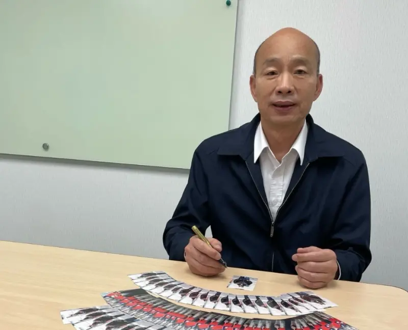 ▲韓國瑜今（10）日Po出自己親簽小卡的照片，只見簽名卡放滿整張桌子，十分震撼。（圖／翻攝自韓國瑜FB）