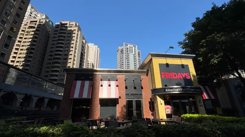 ▲台中市市政路一帶新大樓林立，有20幾年歷史的TGI FRIDAYS市政店，儼然成當地老店。（圖／記者顏幸如攝，2025.12.10）