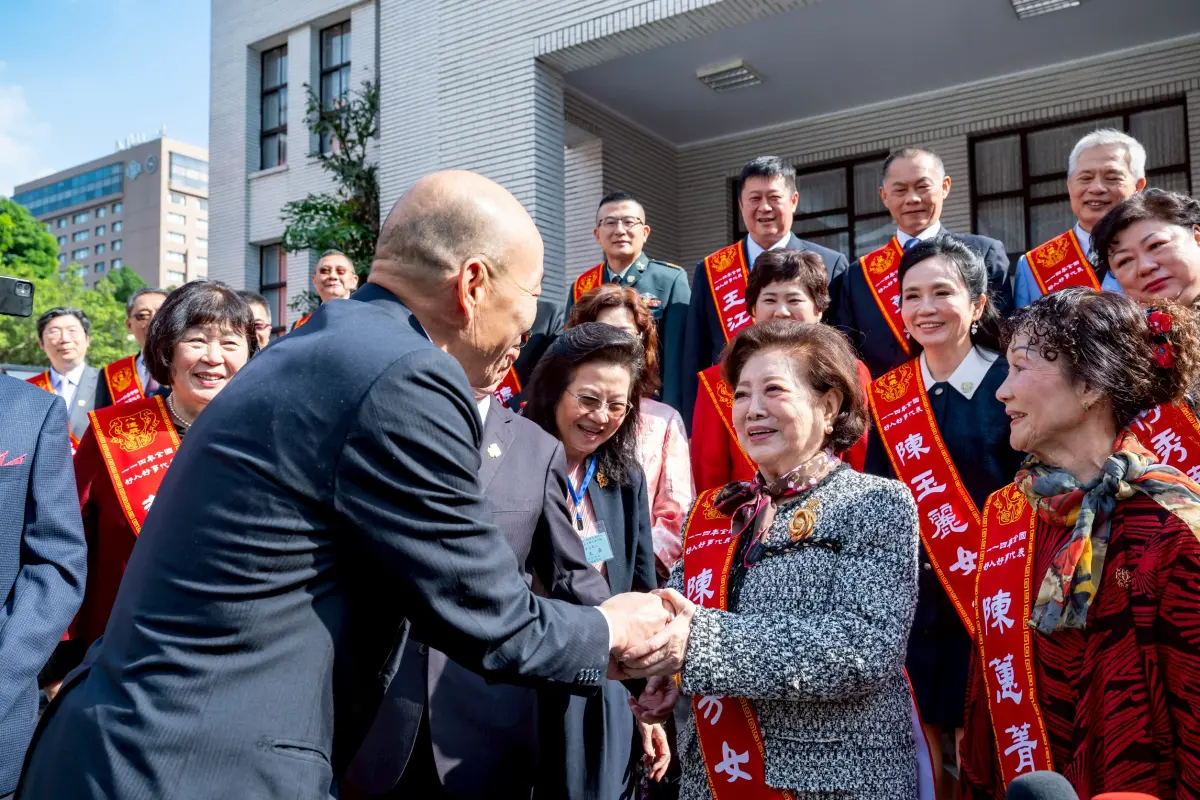「國民阿嬤」陳淑芳來立院！獲頒好人好事代表 韓國瑜盼善的循環