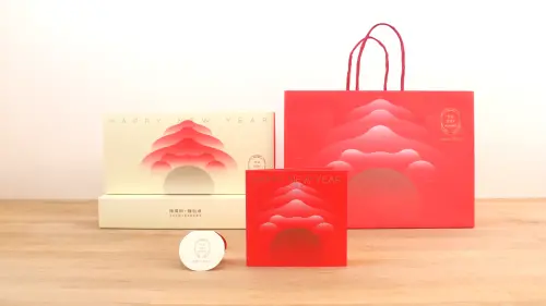 ▲陳耀訓的蛋黃酥今年與設計師方序中合作，以視覺包裝的角度，將卡片融入整個禮盒思考。（圖／「陳耀訓・麵包埠」提供 www.facebook.com/yoshibakery）