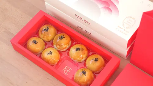 ▲陳耀訓的蛋黃酥今年與設計師方序中合作，特地在每顆蛋黃酥底下設計有充滿喜氣的紅色卡片。（圖／「陳耀訓・麵包埠」提供 www.facebook.com/yoshibakery）