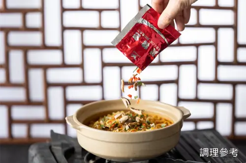 ▲香菇吸飽湯汁後，每一口都散發濃郁鮮香，與辣湯完美融合。