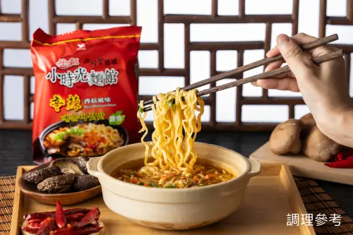 ▲除了誘人的湯頭和鮮美的香菇之外，麵體本身也經過精心設計，加寬加厚的麵條不僅更耐泡，且保有Q彈的口感，每一口都能感受到麵條在齒間回彈