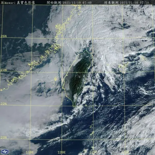 ▲前中央氣象局長鄭明典稍早呼籲：「臺灣被雲包圍！今天陽光天，明天水氣增多，迎風面又會轉雨！好好利用今天的陽光」。（圖／鄭明典臉書）