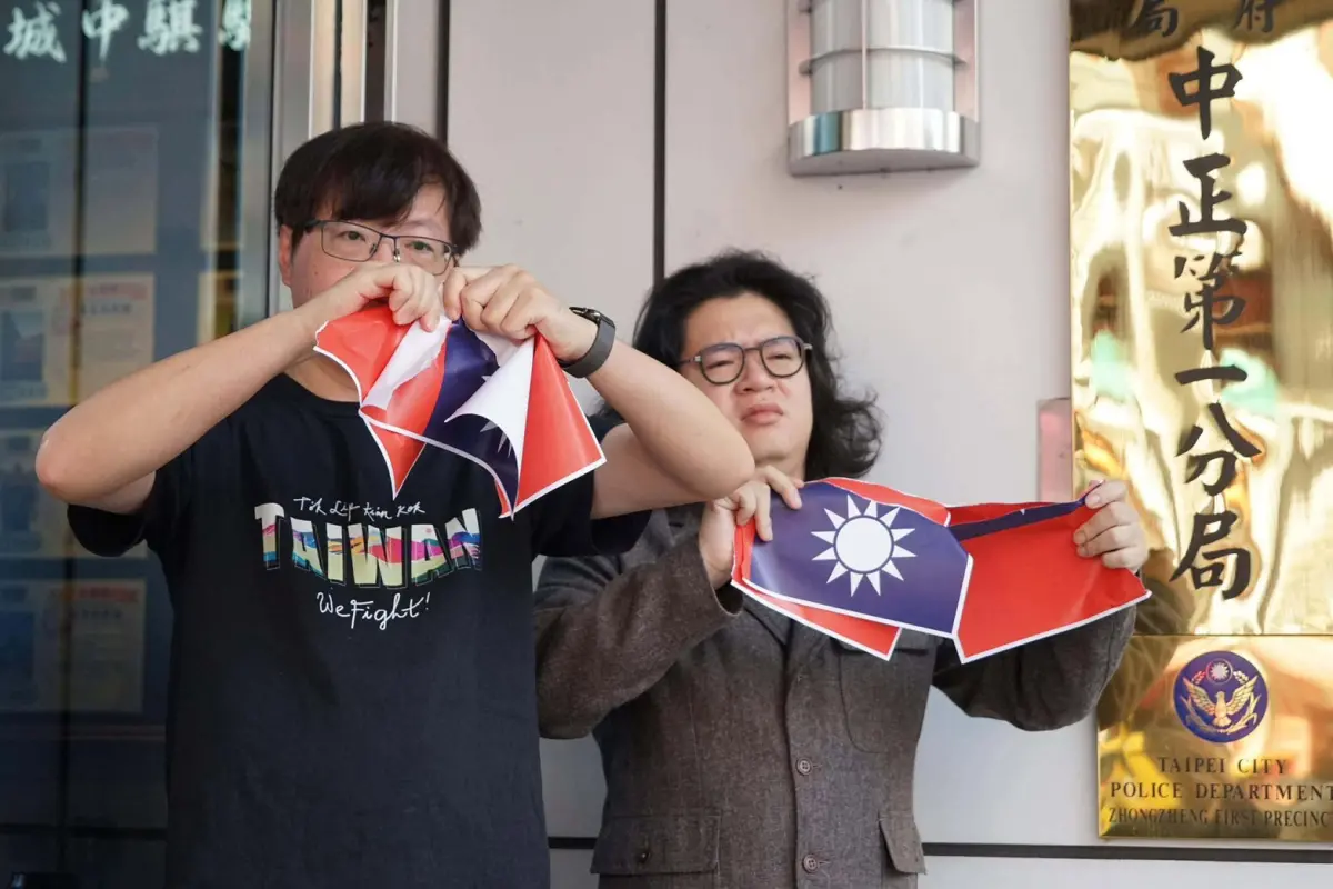 撕毀國旗被傳喚！台灣基進「警局前再開撕」激喊：言論自由，無罪
