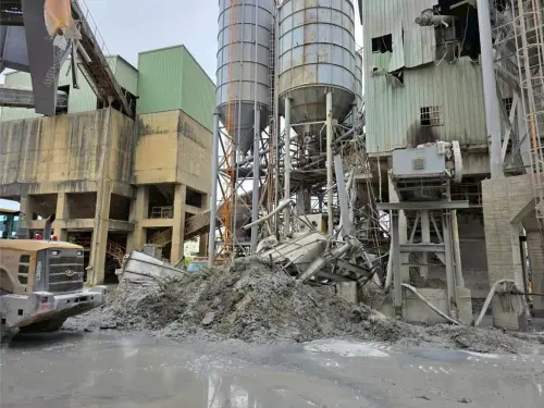 桃園水泥桶作業失衡倒塌險砸死人！現場粉塵濃霧狂竄
