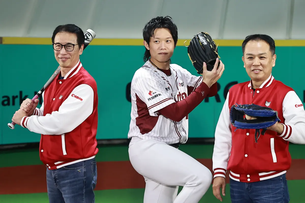 ▲陳冠宇（中）是台灣少數三振過大谷翔平的投手，對於明年中華隊高機率遇上這位世界巨星，陳冠宇想跟學弟們說，「大谷或許是最高殿堂50轟的打者，但是投手站在優勢方，先決條件下，就不需要去害怕他。」（圖／記者葉政勳攝，2025.12.10）