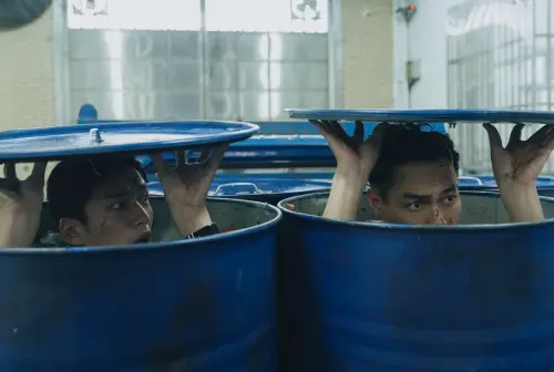 ▲楊祐寧（右）為逃亡拚了。（圖／愛奇藝國際版、壹壹影業提供）