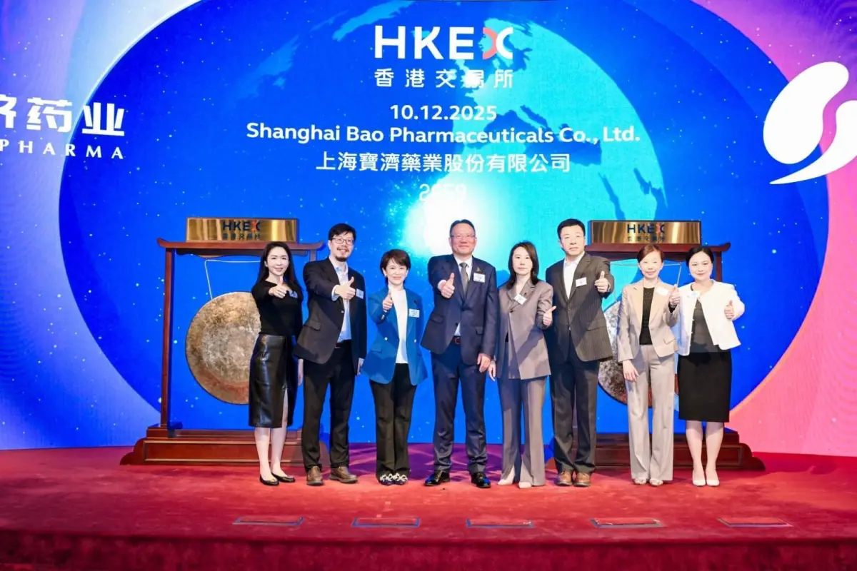 ▲晟德董事長王素琦女士（右2)與晟德大藥廠法人代表人林佳陵女士（左1)與寶濟管理層在港交所敲鑼儀式合影。（圖／晟德提供）