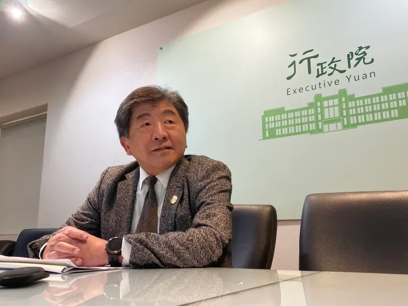 ▲行政院政委陳時中說明院會明日通過《人工生殖法》修正草案，除不孕夫妻外納入女女同婚與年滿18歲單身女姓。（圖／記者陳威叡攝，2025.12.10）