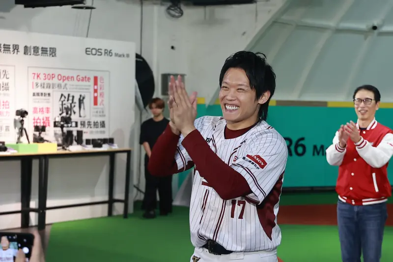 ▲陳冠宇高中時期就曾以二刀流身分出賽，分享過往經歷，認為投打要兼顧，訓練上難度就非常高，罔論打到職業賽場。（圖／記者葉政勳攝，2025.12.10）
