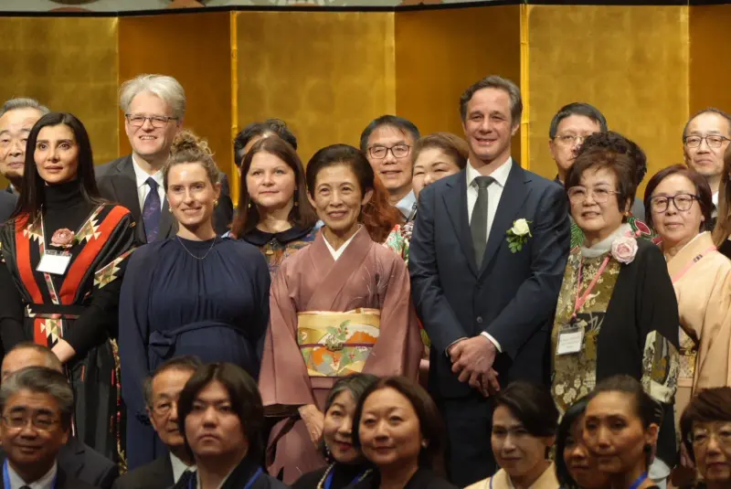 ▲東京國際花道博覽會係由Ikebana International Fair名譽總裁、日本皇室高円宮久子妃殿下主持，照片為黃偉哲與日本皇室高円宮久子妃殿(中間粉色和服者)下及各國嘉賓一同合照。(圖／南市府提供)