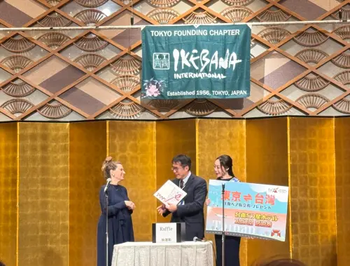 ▲黃偉哲與匈牙利駐日大使Anna AULNER-BÁLINT女士一同頒發高雄東京來回機票及五星級飯店住宿券大獎。(圖／南市府提供)