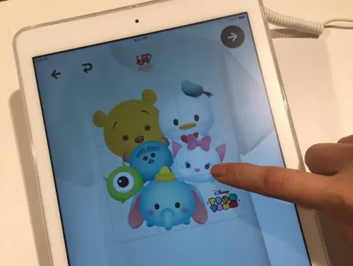 ▲民眾只要到指定店鋪使用專屬iPad即可發揮創意，挑選最愛的人氣貼圖，客製化獨一無二風格的T-shirt。（圖／Uniqlo Taiwan臉書）