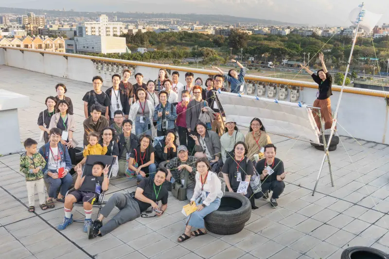 ▲藝術家張程鈞帶領觀展者，在梧棲社宅頂樓進行作品「曬被」導覽(圖／都發局提供)