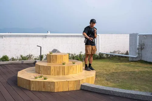 ▲藝術家石孟鑫解說作品「天臺」(圖／都發局提供)