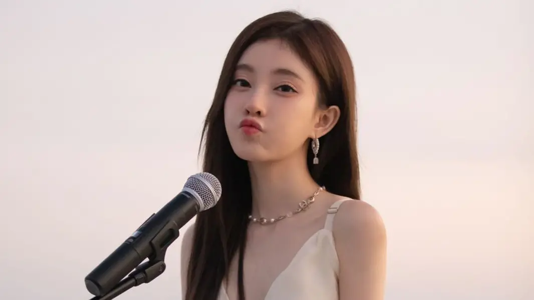 ▲馮提莫因甲狀腺癌復發而停播近1年，今（10）日無預警以「團播」形式正式回歸，首秀吸引逾10萬人觀看，她公開透露自己甲狀腺癌復發、否認結婚傳聞，並宣布成立「莫提傳媒」展開新事業。（圖／翻攝自馮提莫工作室微博）