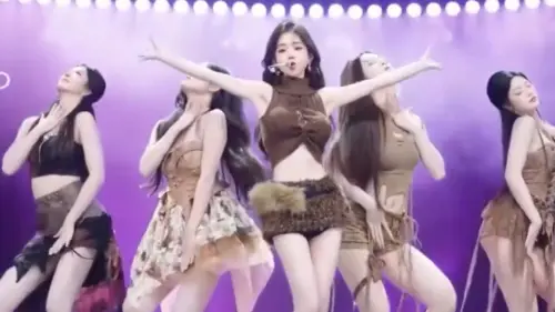 ▲馮提莫（中）以唱跳模式加入團播，讓不少粉絲、觀眾都十分驚喜。（圖／翻攝自微博）