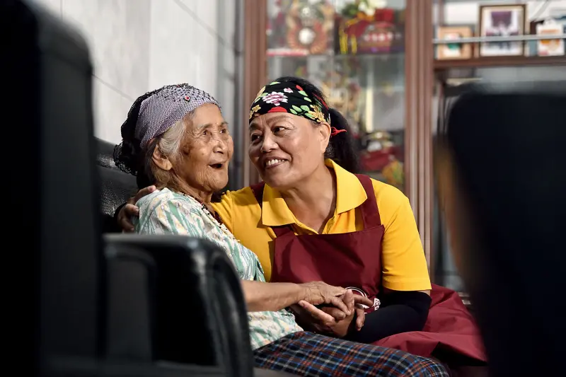 ▲juliArt 覺亞攜手「介惠基金會」，推出「洸影玫瑰系列」公益組合，你買我捐，挺偏鄉婦女培力。（圖／業者提供）