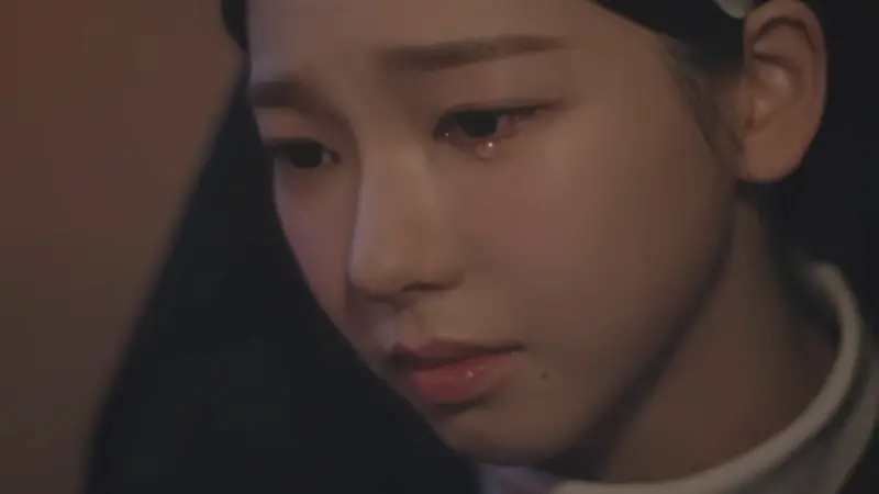 ▲邊佑錫、Karina（如圖）、張員瑛3大頂流罕見同框出演《海豚綁架團》新作預告，影片其實為Google Gemini廣告企劃，卻以電影級手法呈現，引爆全韓討論，3人穿上神職人員的神祕畫面引發故事猜測，預告公開後火速登熱搜。（圖／翻攝自YouTube돌고래유괴단）