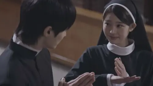 ▲戲劇男神邊佑錫（左）與IVE超人氣女神張員瑛穿上神職人員服裝，引發全網熱烈討論。（圖／翻攝自YouTube돌고래유괴단）