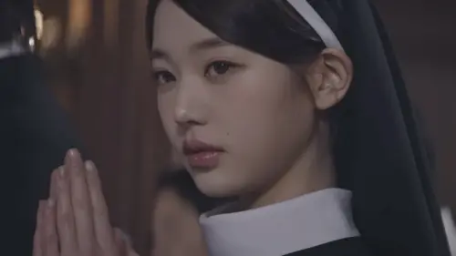 ▲張員瑛的冷酷表情，充滿暗黑憂鬱氣息。（圖／翻攝自YouTube돌고래유괴단）