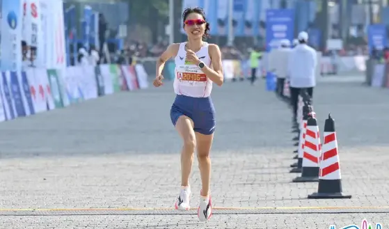 ▲中國福建醫科大學附屬第一醫院女護士張水華，今年8月參加哈爾濱馬拉松奪得中國國內女子組冠軍，被封為「最快女護士」在網路爆紅，最新卻傳出遭到院方懲處。（圖／翻攝自微博）